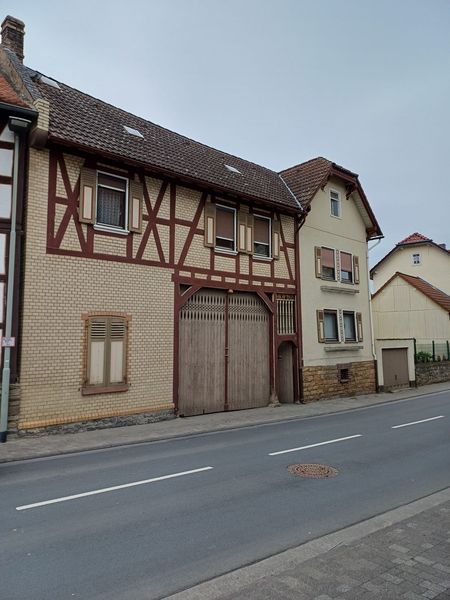 Viel Platz in Butzbach: Großzügiges Bauernhaus 